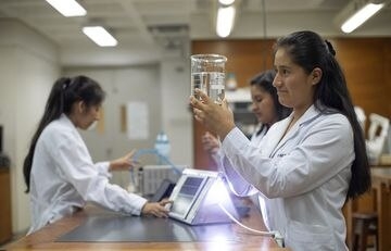 ¿Cómo postular a las 150 becas exclusivas para que más mujeres estudien ingeniería y ciencias?