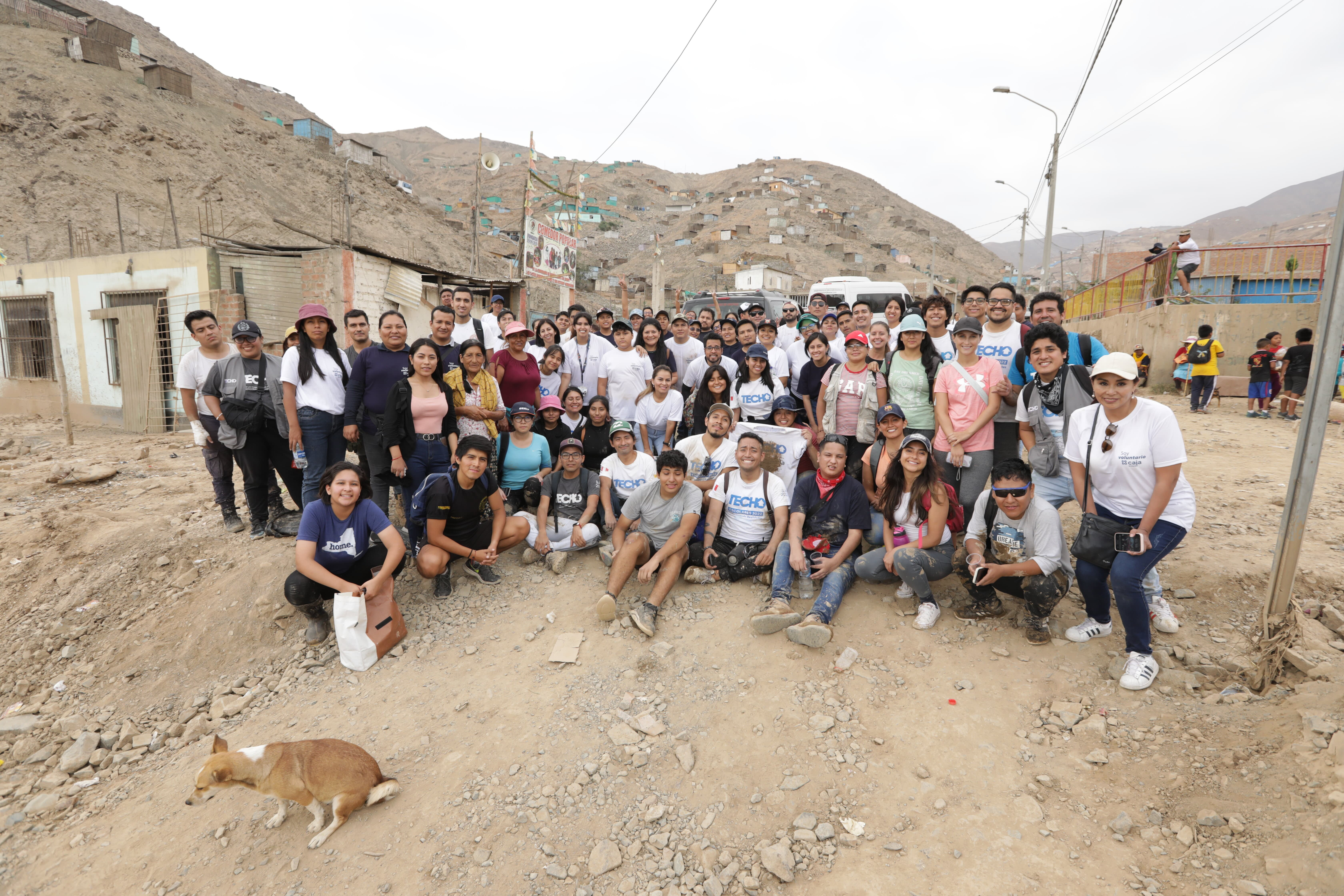 Caja Arequipa realiza actividades de limpieza en zonas afectadas de Jicamarca por huaicos