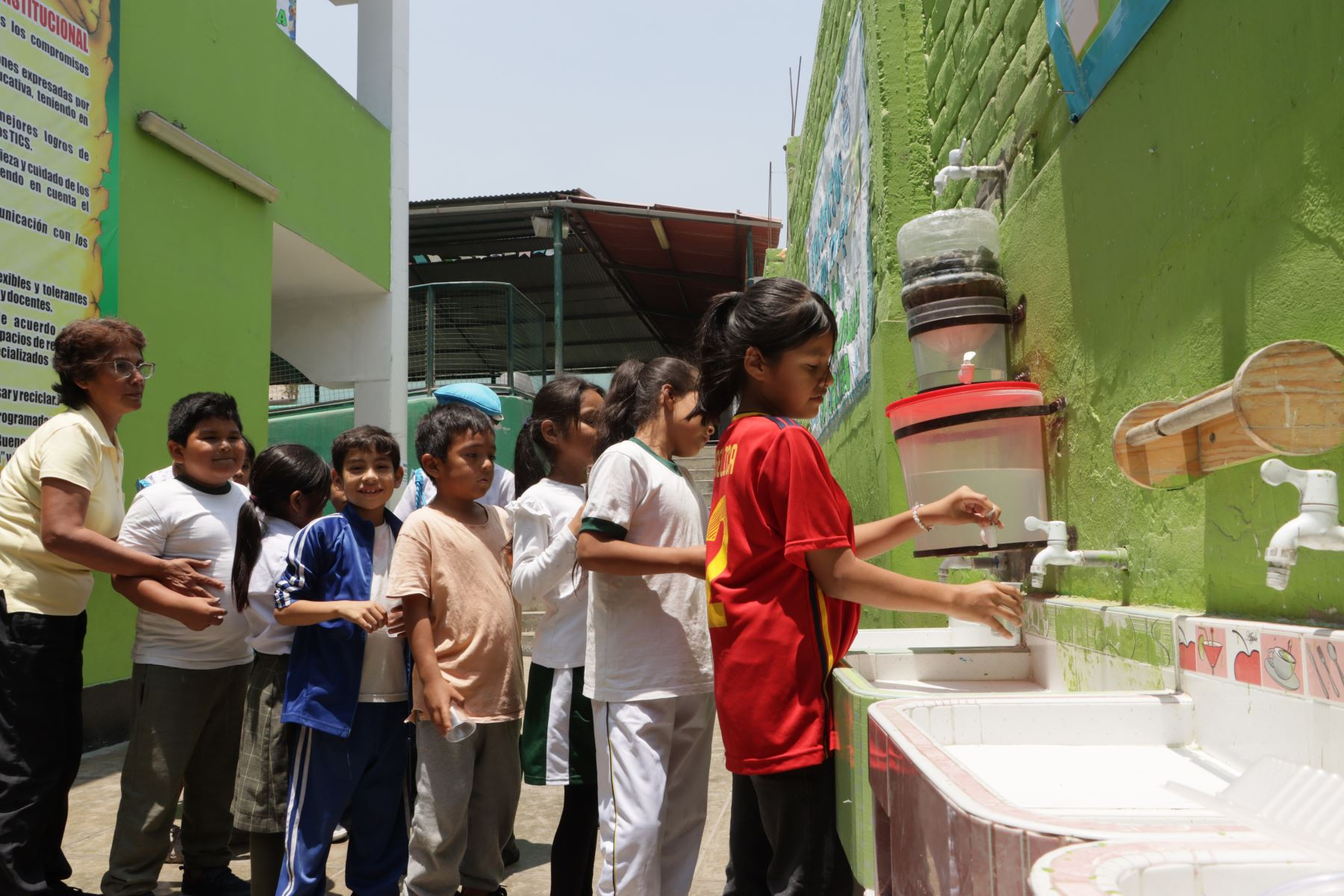 Colegio de Cieneguilla purifica agua con planta moringa