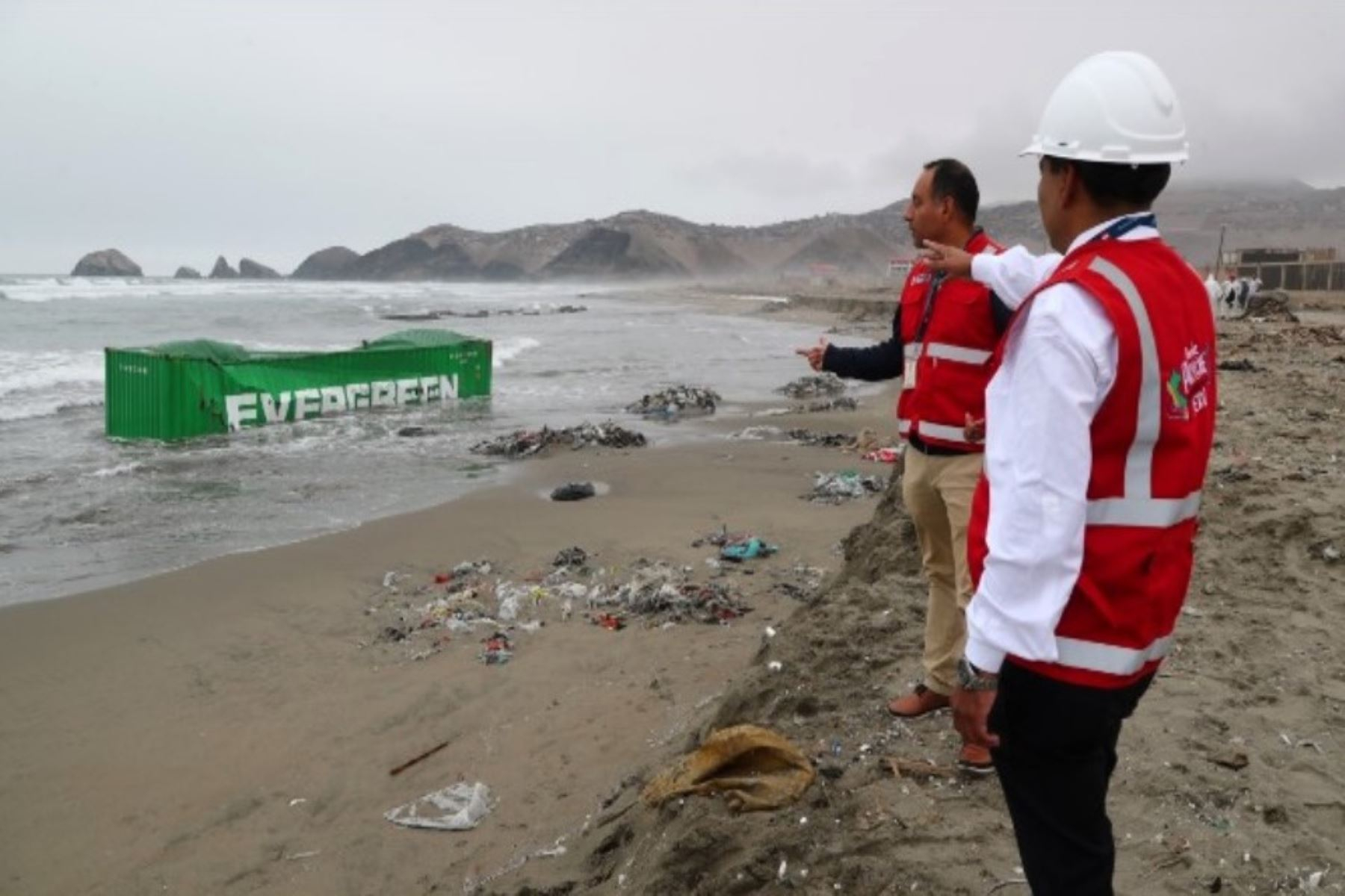 Constatan daños ecológicos tras caída de contenedores en mar del Callao