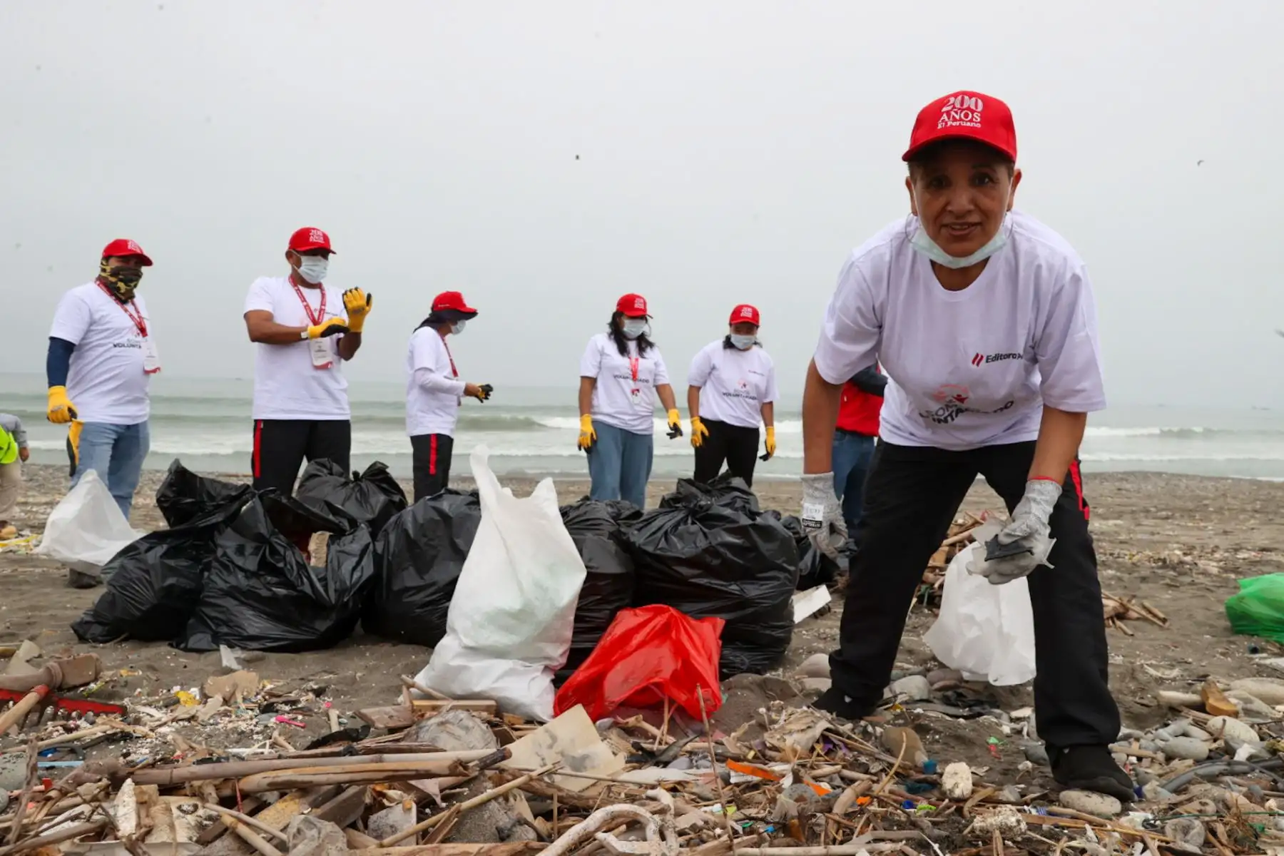 Voluntarios despliegan jornada de limpieza en playa en Ventanilla
